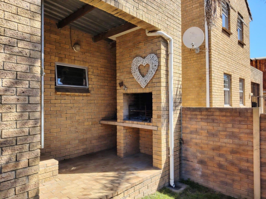 To Let 2 Bedroom Property for Rent in Uitzicht Western Cape